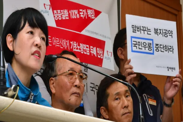 25일 오전 서울 종로구 참여연대에서 열린 '박근혜 정부 기초연금 공약 파기 규탄 기자회견'에서 김경자 민주노총 부위원장이 발언을 하고 있다.