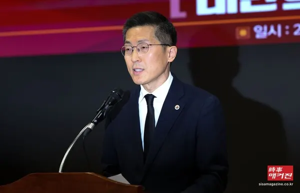 이필수 대한의사협회장이 6일 오전 서울 용산구 대한의사협회 회관에서 열린 정부의 일방적인 의대정원 증원 관련 대한의사협회 긴급 기자회견에서 입장문 발표 후 취재진 질문에 답하고 있다. (사진_뉴시스)