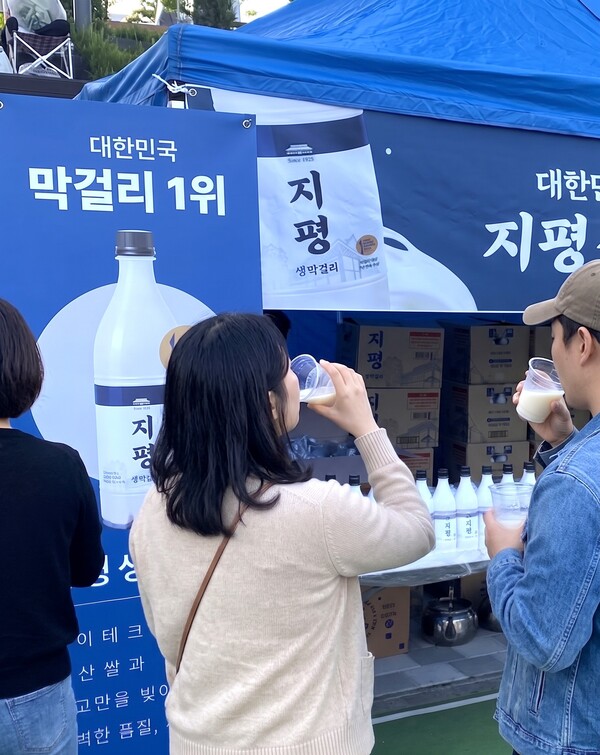 지평주조 지평생막걸리가 서울 금천구 안양천 일대에서 열린 '수육런' 행사에서 공식 협찬사로 참여해 참가자들과 브랜드 체험을 이어가고 있다.(사진_지평주조)