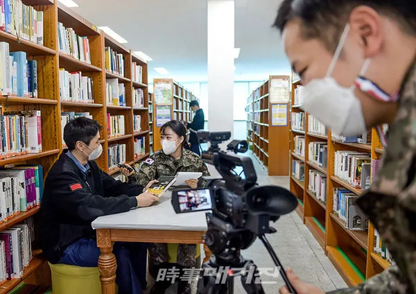 해군 진해기지사령부는 "오는 1월 19일부터 밝고 건강한 「선진 군항문화 활착을 위한 100일 캠페인」을 시작한다"고 밝혔다.사진은 지난 19일(화) 진기사 공보정훈실 장병들이 '선진독서 TV' 제작을 위해 인터뷰와 영상 촬영을 진행하고 있다.(사진_해군 진해기지사령부)