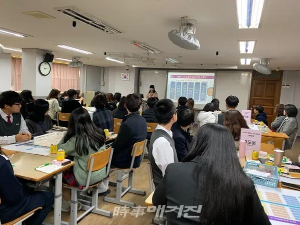 25일 송호중학교 수업녹화실에서 열린 ‘꿈을 설계하고 실천하는 행복한 학교’ 교육공동체 토론(사진_안산교육지원청)
