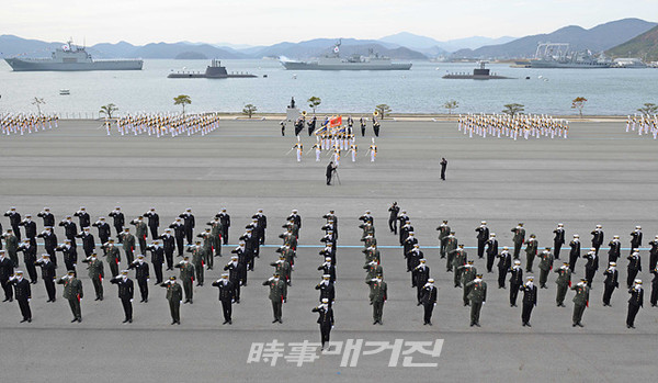 해군은 “27일 오후 2시 해군사관학교 연병장에서 제129기 해군․해병대 학사사관 임관식을 거행했다”고 밝혔다.사진은 제129기 사관후보생 수료 및 임관식에서 신임장교들이 힘차게 경례하고 있다.(사진_해군)