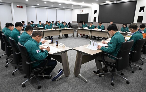 3일 오전 서울시 관계자들이 폭염 긴급대책회의를 열고 취약계층 보호와 현장 안전관리 대책을 점검하고 있다.(사진_서울시)