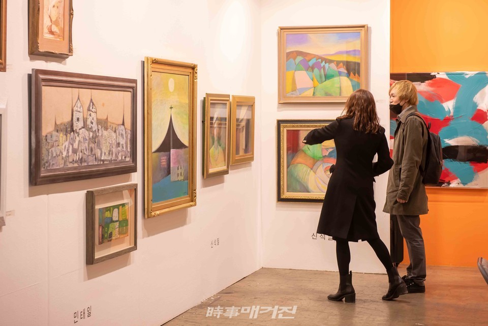 2020 화랑미술제에서 작품감상(사진_서봉섭기자)