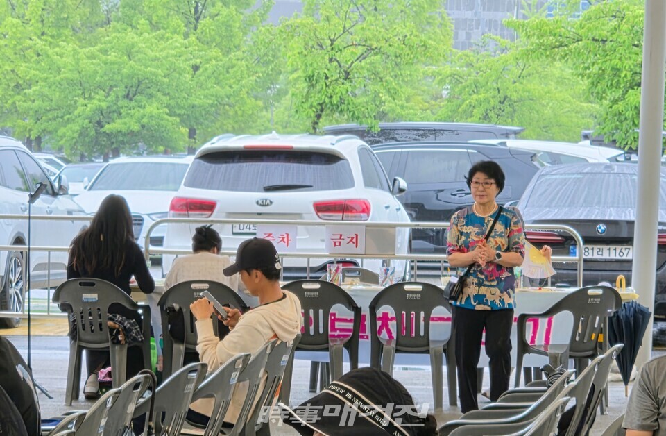 단오부채 그리기 체험을 하고있다