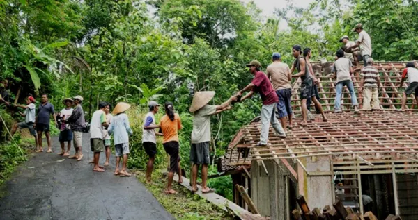 서로 협력하며 조화를 이루는 철학인 고똥 로용(Gotong Royong)
