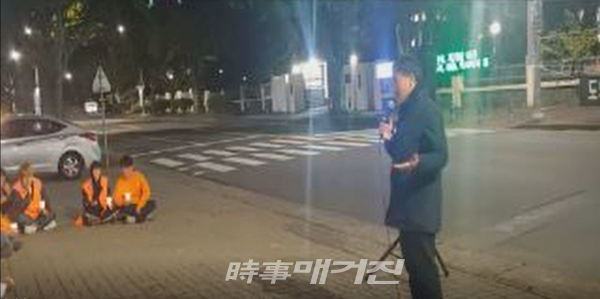 지난해 10월 29일에 열린 제주제2공항강행저지비상도민회의 집회에서 박찬식 실장이 환경부 대변인과 개인적인 친분을 내세우는 발언을 하는 모습(사진_제주제2공항강행저지비상도민회의 페이스북 캡처)