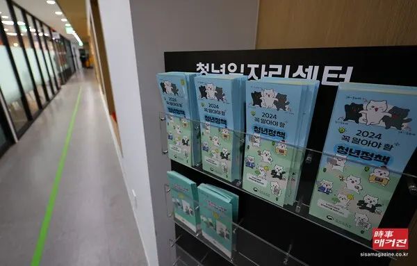 2월 중 취업자는 2,804만 3000명으로 취업자 전년 동월 대비 32만 9000명 늘었고, 고용률(15세 이상)은 61.6%로 전년동월대비 0.5%p 상승, 실업률은 3.2%로 전년보다 0.1%p 상승했다.(사진_뉴시스)