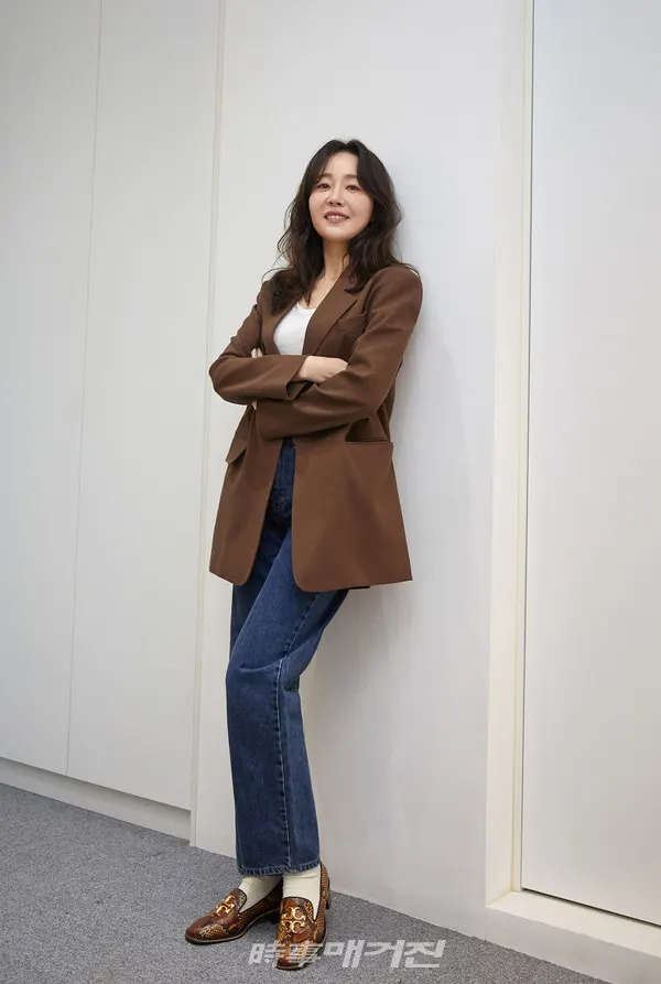 배우 엄지원이 산후조리원 종영 후 포즈를 취하고 있다 (사진_씨제스엔터테인먼트)
