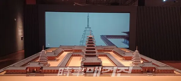 백제 미륵사 복원 모형.(사진_안나겸 기자)