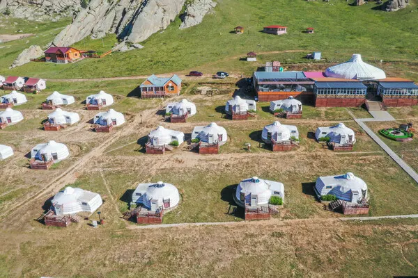테렐지 국립공원(Terelji National Park)에서는 전통 가옥인 게르 체험을 경험할 수 있다.(사진_하나투어)