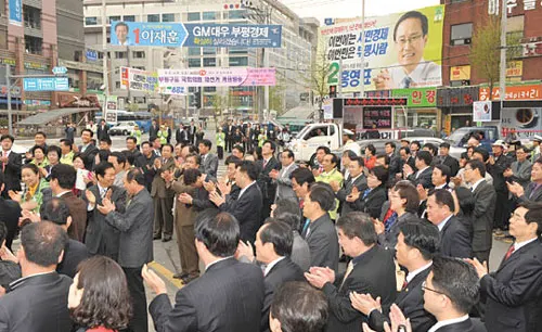 ▲ 4월 임시국회와 맞물려 4ㆍ29 재보선 득표전이 달아오르면서 여ㆍ야 지도부는 연일 주요 선거구를 돌며 지지를 호소하느라 바빴다. 그러나 여ㆍ야 모두 당의 힘을 총동원해 달려들 만한 선거는 아니었다. 그러나 추경안과 각종 민생법안을 다뤄야 할 4월 임시국회가 일주일 남짓밖에 남지 않았던 상황에서 박희태 한나라당 대표와 정세균 민주당 대표는 매일 출석부에 도장 찍듯 인천 부평 을 지역을 비롯한 주요 선거구로 달려 나갔다.