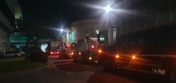 15일 새벽 4시 명지소각장 반입폐기물 검수를 받기 위해 차량들이 대기하고 있다.(한창기 기자)