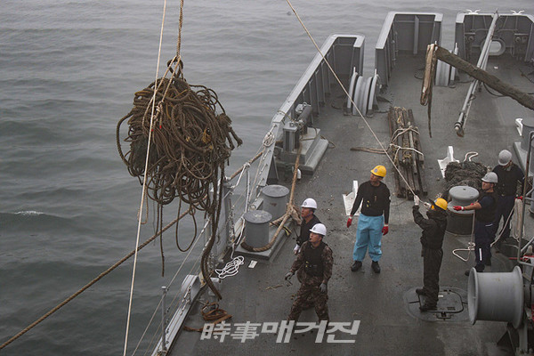해군제2함대사령부는 “8월 5일부터 23일까지 19일간 연평도 인근 바다에서 해저 폐기물 수거 작전을 실시했다”고 밝혔다.(사진_해군2함대)
