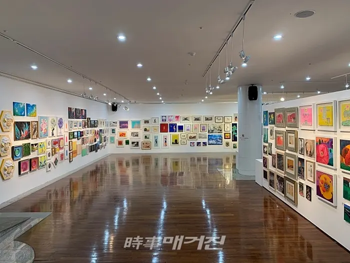 광주문화예술회관에서는 작가와 시민 간의 소통의 장을 마련하고 미술품 소장 기회의 폭을 넓히고자 7월 12일부터 7월 31일 까지 ‘한 집 한 그림 : 아트마켓’전을 개최한다.(사진_광주문화예술회관)