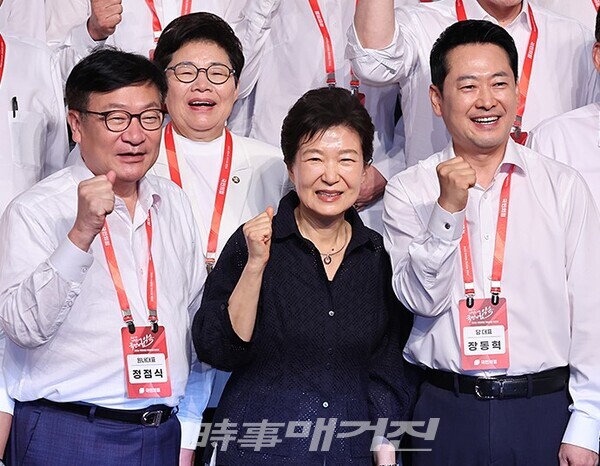 박근혜 전 대통령과 장동혁 국민의힘 대표, 정점식 원내대표가 지난 27일 경기 고양시 소노캄 고양에서 개최된 '2026 국민의힘 국회의원 연찬회'에서 의원들과 기념촬영하고 있다.(사진_시사매거진 장석 기자)