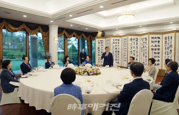 지난 21일 서울 한남동 국회의장 공간에서 열린 '국회의장 초청 만찬' 행사에 참석한 문재인 대통령이 발언하고 있다.(사진_국회)