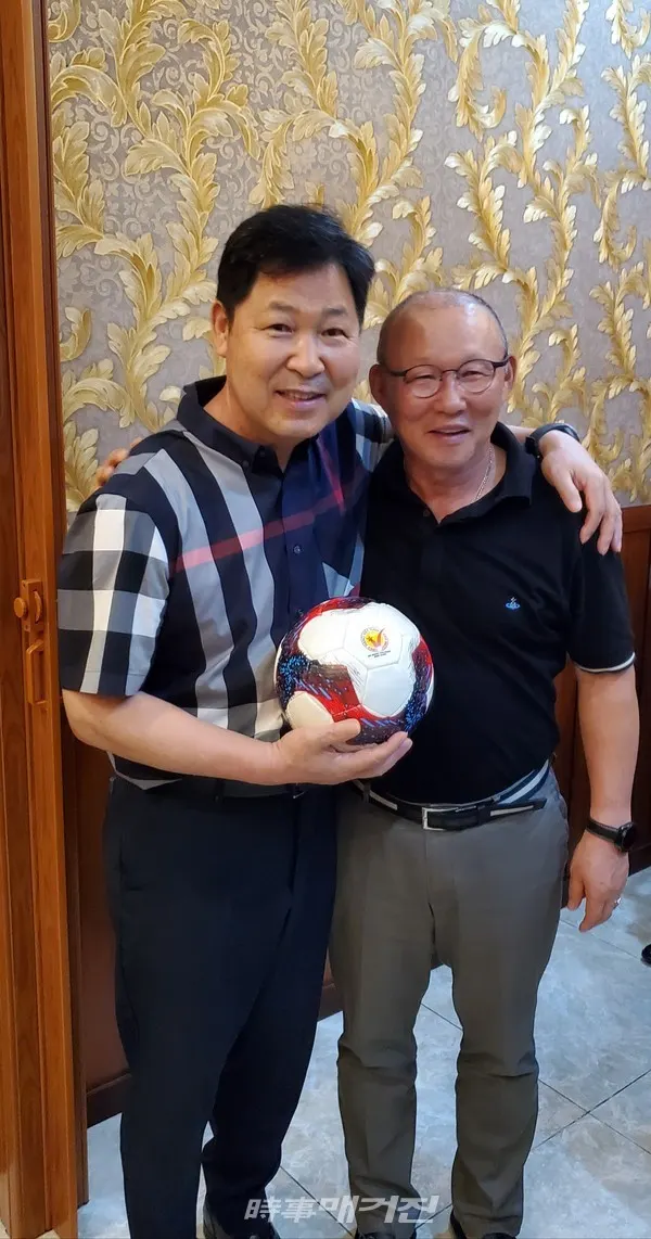 박항서 베트남 축구대표팀 감독(좌)과 이만수 헐크파운데이션 이사장이 기념 사진을 촬영하고 있다.(사진_헐크파운데이션)