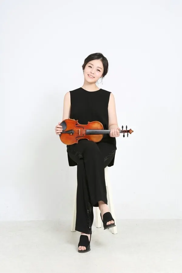 바이올린을 들고 웃는 모습이 참 사랑스럽다. 박민하에게 바이올린은 평생 함께할 친구이자 자신의 전부라고 말했다.