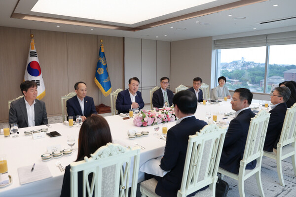윤석열 대통령이 25일 서울 용산 대통령실 청사에서 거시경제 전문가들과 오찬 간담회를 하고 있다.(사진_대통령실)