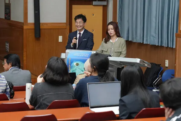 사회를 맡은 위성옥 대외협력부처장과 진행을 도운 김은정 매니저 (사진_조선대)
