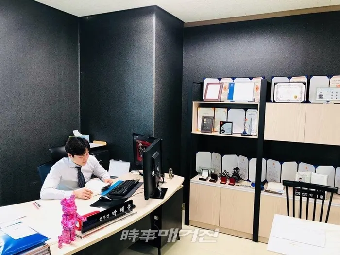 박 본부장은 “자산을 만드는 데에는 오랜 시간이 필요다. 차근차근 단계를 밟아나가야만 더 튼튼한 기반을 쌓을 수 있기 때문”이라며 “이러한 까닭에 자산과 인생을 설계하는 일은 빨리 시작할수록 좋다. 출발점은 모두 비슷할지 모르겠지만, 알고 시작하는 것과 모르고 시작하는 것은 훗날 큰 차이를 보여주리라 확신한다”라고 조언했다.