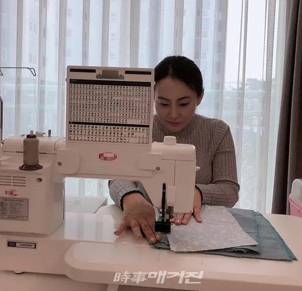 목포해양경찰서는 “2일 지도파출소에 근무하는 이정화 경위가 신종 코로나19 감염 확산 방지를 위한 면 마스크를 손수 제작 재능기부에 나서고 있어 동료경찰관 및 의무경찰에게 훈훈한 감동을 주고 있다”고 전했다.(사진_목포해양경찰서)