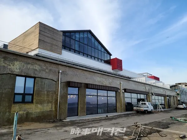 군산시는 2021년 도시재생사업을 통해 지역에 활력을 더하고 군산시 전 지역의 균형 발전을 도모하는 원년으로 삼을 계획이다.(사진-수협창고 외관, 군산시청 제공)