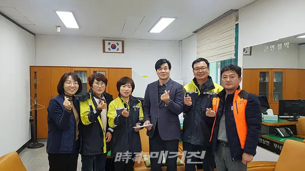 광양시 진상면 의용소방대는 23일(목) 복지사각지대에 놓인 취약계층에 따뜻한 온기를 전하고자 진상면사무소에 후원금 100만 원을 전달했다.(사진_광양시청)