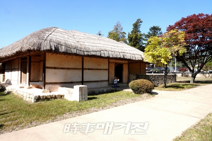 예산군 덕산면 시량리에 있는 저한당은 윤봉길 의사가 중국으로 망명하기 전까지 살았던 곳이다.