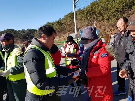 방문객과 인근주민들에게 핫팩과 홍보물을 나누어주면서 산불예방 캠페인을 벌이고 있다.(사진제공:창원시청)