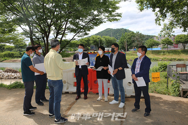 화순군의회 산업·건설위원회(위원장 류영길) 위원들이 ‘화순읍 삼천교 재해복구공사 현장’을 점검하고 있다.(사진_화순군의회)
