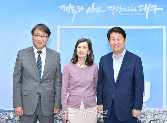 독일 국적의 세계적인 큐레이터 브리타 슈미츠 (Dr. Britta Schmitz)를 2020대구사진비엔날레 예술감독(가운데)으로 선임했다. 2019.05.08. (사진_대구문화예술회관)
