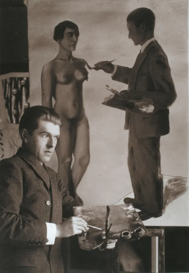 사진_지엔씨미디어('불가능을 시도하다' 작품 앞에 서있는 르네 마그리트, 1928)