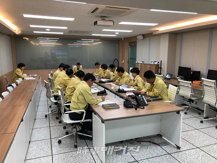 곡성군이 18일 재난안전상황실에서 제5호 태풍 다나스 대비 점검 회의를 개최하고 피해예방을 위한 준비 태세에 돌입했다.(사진_곡성군청)