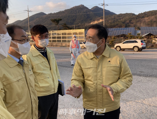 최훈행정부지사, 정읍,고창전변 AI 확진형장 방문(사진_전북도)