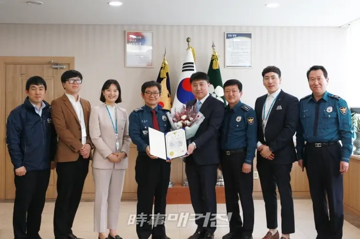 율하지하보도 환경개선에 적극 동참해 준 KT&G 상상univ. 대구운영사무국에게 감사장을 전달했다. 2019.04.12. (사진_동부경찰서)