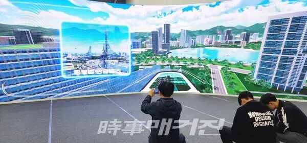 20일 대구 엑스포에서 열린 2023 대한민국 미래모빌리티엑스포에서 관람객들이 UAM 운항 모습을 보고 있다. (사진_김상준 기자)