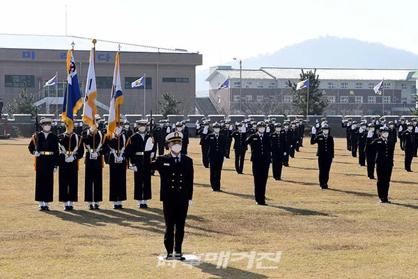 해군교육사령부는 “11월 27일(금) 사령부 연병장에서 김현일 해군교육사령관 주관으로 「제269기 해군 부사관후보생 임관식」을 거행했다”고 밝혔다. 사진은 27일(금) 해군교육사령부 연병장에서 실시한 '제269기 해군 부사관후보생 임관식' 중 신임 하사들이 '임관선서'를 하고 있다.(사진_해군교육사령부)