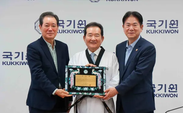 ‘2025년도 제5차 임시이사회’에서 전갑길 국기원 이사장(왼쪽)이 정세균 전 국무총리에게 감사패를 전달한 후 기념촬영 모습(사진 국기원)