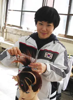 ▲ 신춘호 회장으로부터 지도를 받고 있는 전라북도 원광대학교 3학년 재학 중인 22살 박하늘 학생은 캐나다 국제기능올림픽대회 헤어디자인 직종 분야 한국대표로 출전한다.