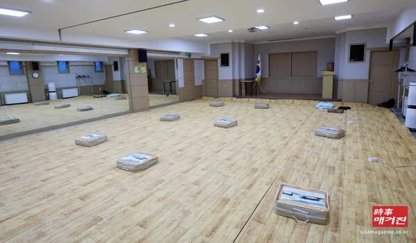 신정가압장 누수 사고로 양천·구로구 일대 3만8000가구에 지역난방 공급이 중단된 18일 서울 양천구 신정3동 주민센터에 대피소가 마련되어 있다.(사진_뉴시스)