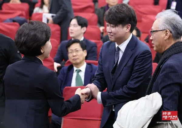 이준석 전 국민의힘 당 대표와 양향자 한국의희망 대표가 출판기념회장에서 만나 인사하고 있다.(사진_뉴시스)