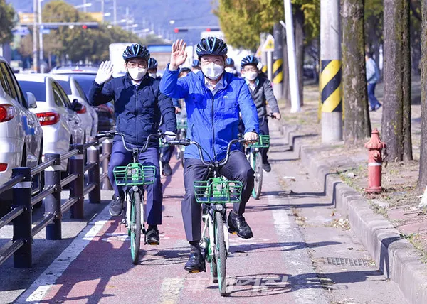 광주광역시는 “27일 평동역 1층 예술무대에서 ‘평동산단 생활형 자전거도로 조성’을 위한 ‘현장 경청의 날’을 개최했다”고 밝혔다.(사진_광주광역시청)