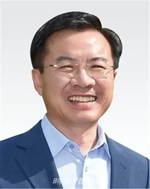 윤영덕 더불어민주당 광주 동남갑 국회의원 예비후보가 동남갑 지역발전 공약으로 ‘차세대 에너지 융복합산업 클러스터 구축’을 약속했다.사진은 윤영덕 더불어민주당 광주 동남갑 국회의원 예비후보이다.(사진_윤영덕 광주 동남갑 국회의원 예비후보 홍보팀)