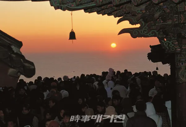 여수시(시장 권오봉)가 매년 1월 1일 ‘향일암 일출제’가 열렸던 일출광장을 12월 31일 22시부터 내년 1월 1일 10시까지 코로나19 확산 예방을 위해 폐쇄한다고 밝혔다. 새해 일출 명소로 유명한 향일암도 해맞이를 위한 입장이 통제되며, 매년 개최하던 읍면동 지역별 분산일출제도 함께 취소될 예정이다.
