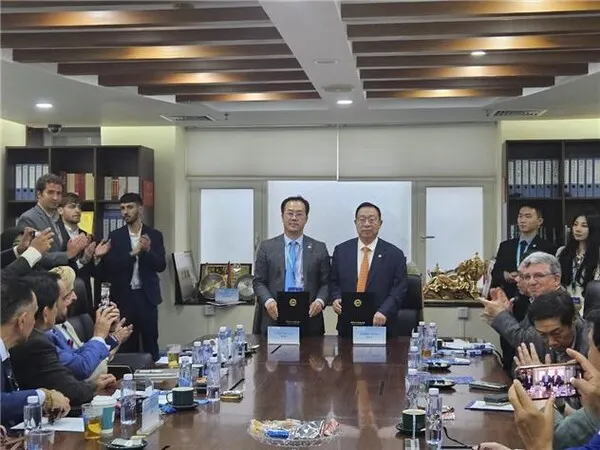 좌: 한국드론산업진흥협회 협회장 강현섭 우: WUAVF 협회장 양진차이(Yang jin cai)(사진_한국드론산업진흥협회)
