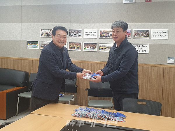광양시 중마동 주민자치위원회는 "11일 광양소방서와 중마동주민센터을 찾아 코로나19 예방을 위해 정성스레 만든 면 마스크 100매를 전달했다"고 12일 밝혔다.(사진_광양시청)