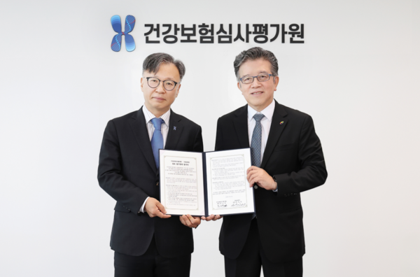 왼쪽부터 심평원 홍승권 원장, 국립암센터 양한광 원장 (사진_건강보험심사평가원)