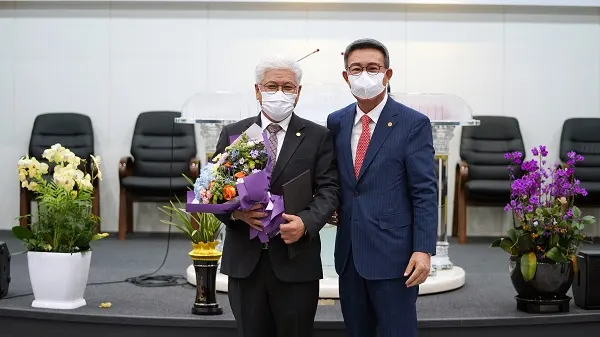 굿피플 시흥지역본부장으로 위촉된 우상선 본부장(왼쪽)과 굿피플 김천수 회장(오른쪽)